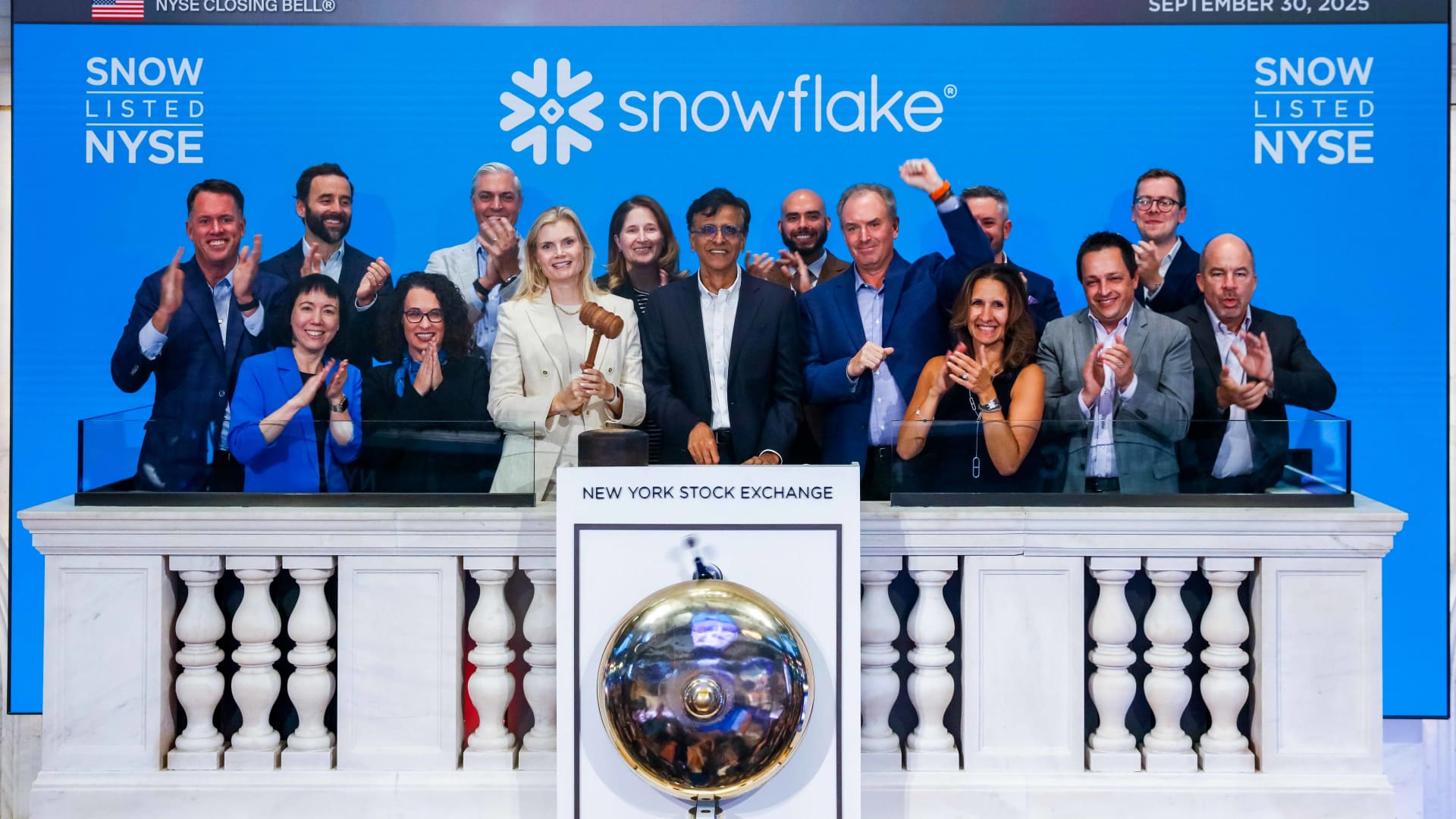 Snowflake surges 37% toward best day ever on AI frenzy, fueling software rally