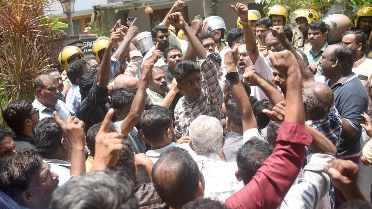 CPI(M) workers take to the streets in Kozhikode against ED raid at Riyas’ house