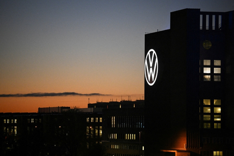 Volkswagen labour leaders stand by ’red line’ on plant closures