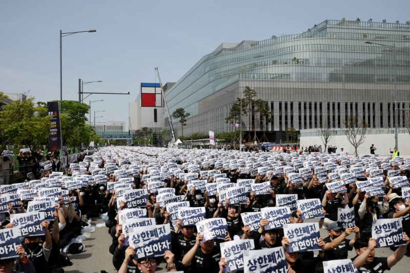 Exclusive-At Samsung, the global AI boom spurred a looming strike and deep divisions