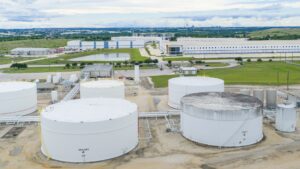 U.S. crude oil briefly dips below $70 as tankers transit Strait of Hormuz