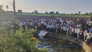 Eight dead, 7 injured as van carrying pilgrims fell into well in Maharashtra