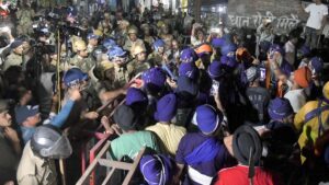 Tensions at Uttarakhand border as Nihang Sikhs breach barricades, head towards Hemkund Sahib