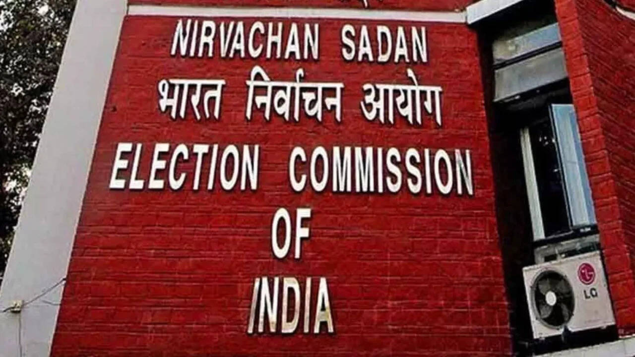 Citing former PM Manmohan Singh, BJP says Congress has habit of discrediting Election Commission