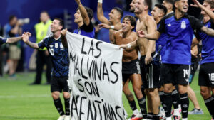 Buenos Aires locals support Argentine footballers over World Cup Falkland banner