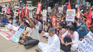 Protest held in Davangere to condemn lathi-charge on students in Delhi