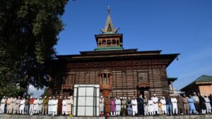 Barricades come up in Srinagar on eve of 1931 revolt anniversary
