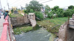 Bridge built in 1932 collapses at Penamaluru near Vijayawada, no one hurt