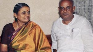 Hundreds of people pay last respects to Chennamma on the way to Holenarasipur