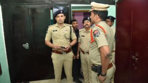 Armed dacoits attack elderly couple, decamp with 66 tola gold ornaments, ₹21 lakh cash from house in Karimnagar