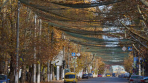 Kherson residents urged to leave as Russian attacks threaten power and heating