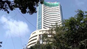 Markets fall in early trade amid rising crude oil prices