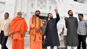 Hindu religious leaders visit Khwaja Banda Nawaz Dargah in Kalaburagi