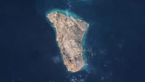 U.S. attacks 3 Iranian oil tankers after missiles target Navy warships