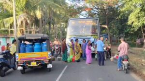 Residents block key stretch near Ambur demanding resumption of water supply