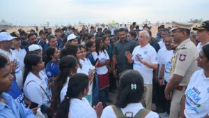 Governor Arlekar takes part in beach-cleaning activity on Marina